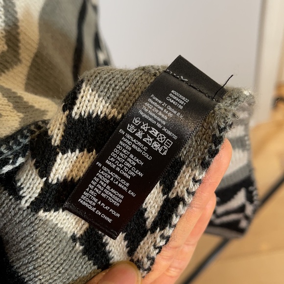 Forever 21 Circle Scarf - Picture 5 of 5